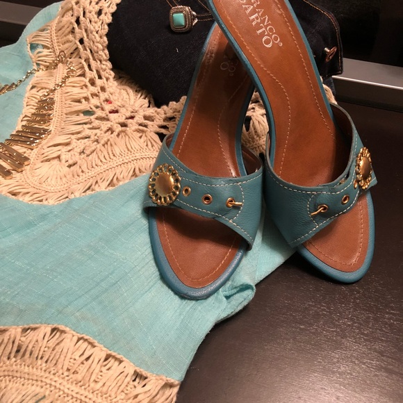 Franco Sarto Teal sandals with adorable gold decor - Picture 3 of 6